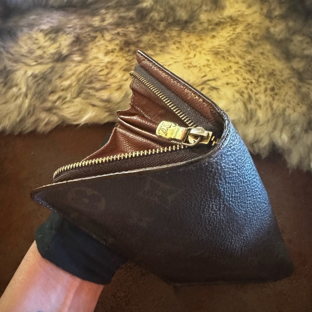 - Louis Vuitton Monogram
Porte Monnaie
Zippy Long Wallet/Preloved - Picture 13 of 16